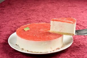 卵・乳製品・小麦粉除去 デコレーションセット付き いちごの豆乳レアチーズケーキ 5号 15cm 