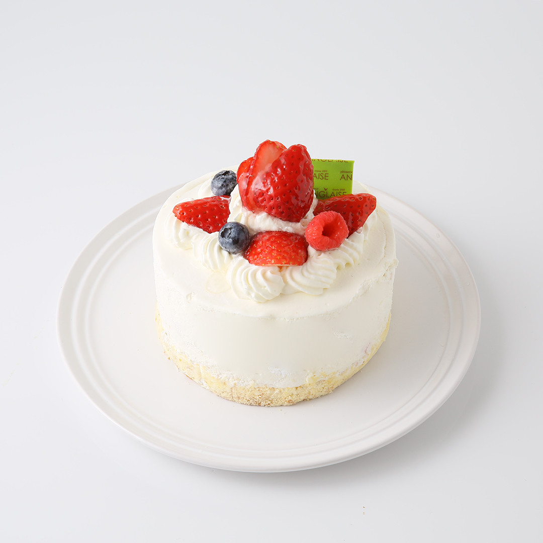 苺のバースデーケーキ 7号 21cm（ﾊﾟﾃｨｽﾘｰｱﾝｸﾞﾚｰｽﾞ*ﾌｨｰﾕ） | Cake.jp