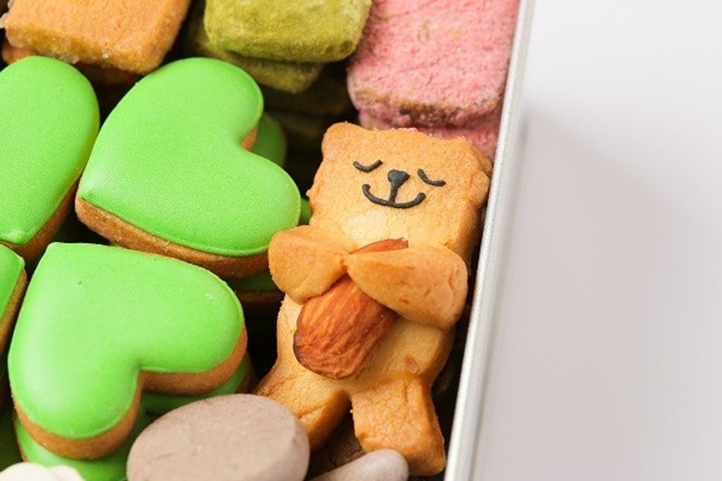 お菓子の宝石箱・くま缶(大)×四葉のクローバー クッキー、メレンゲ、焼き菓子 4