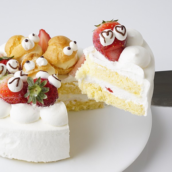 シュークリームといちごでにぎやかにお祝い！生クリームデコレーションケーキ 4号 12cm 5