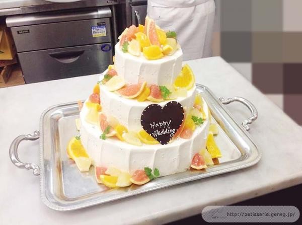トリックスター風3段ケーキ ラウンド型3段フルーツウェディングケーキ（株式会社Cake.jp） | Cake.jp