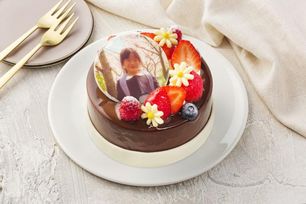 ホワイト・ミルク・ビター３種のチョコムース 写真ケーキ ショコラトリオ 6号 18cm