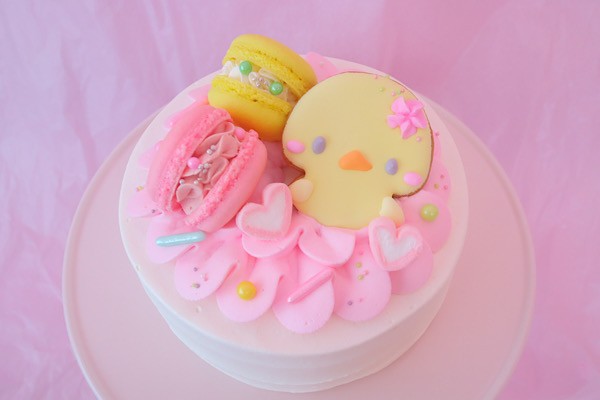 ぴよちゃんケーキ【マカロン2個のせ】 5号（Milkymoco） | Cake.jp