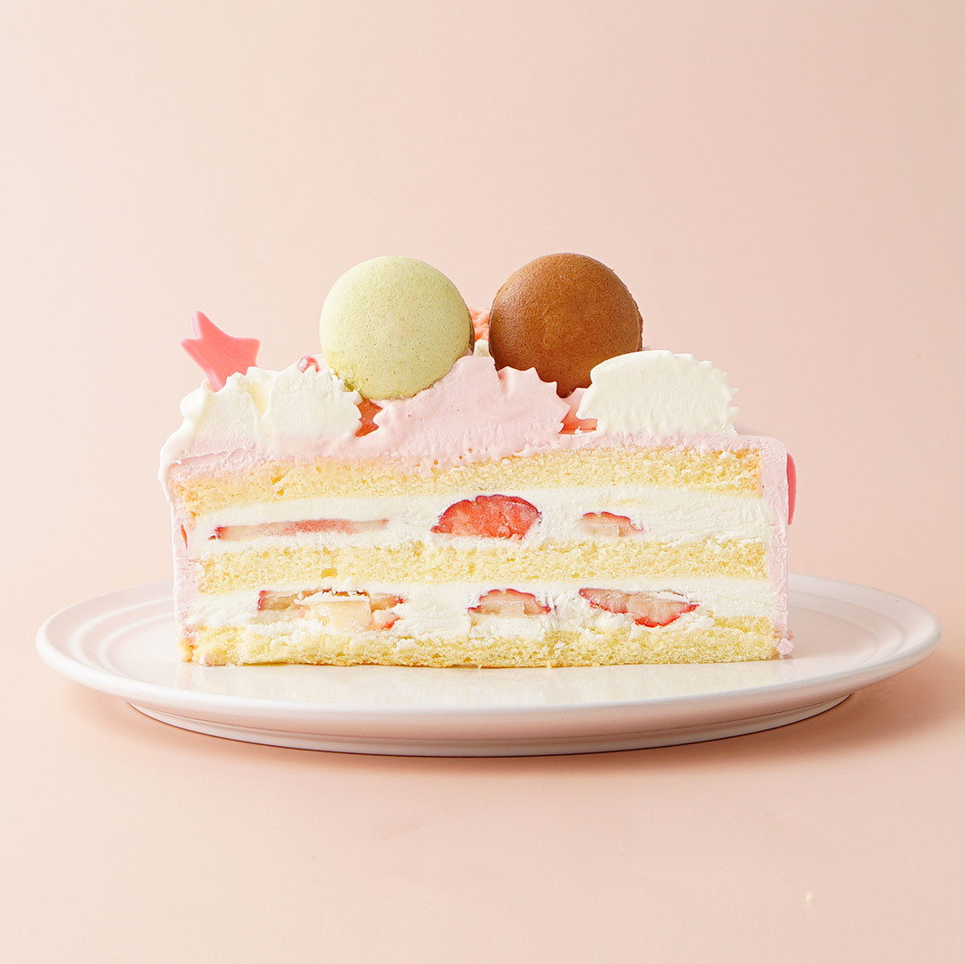 マカロンとティアラのケーキ （洋菓子夢工房ル＊アンジュ