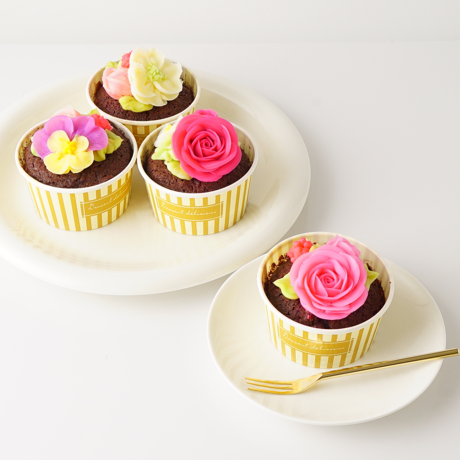 Cake.jp限定】食べられるお花のバレンタインカップケーキ4個セット