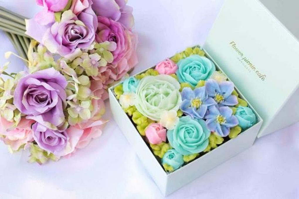 『食べられるお花のケーキ』Radiant Blue ボックスフラワーケーキ 1