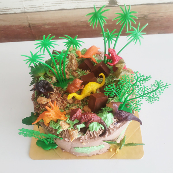 ジャングル恐竜フィギアケーキ☆ 只今リアルな石チョコ付き