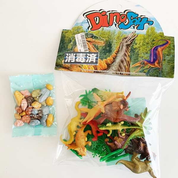 ジャングル恐竜フィギアケーキ☆ 只今リアルな石チョコ付き