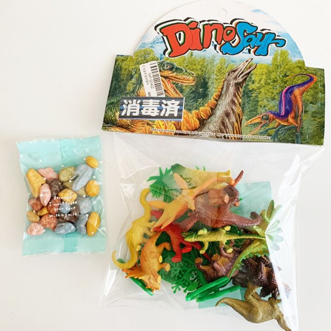 ジャングル恐竜フィギアケーキ☆ 只今リアルな石チョコ付き！ 5