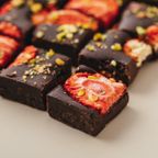 【期間限定】ストロベリー＆ピスタチオ ヴィーガン生チョコレート 卵・乳製品・小麦・白砂糖不使用《ヴィーガンスイーツ》《グルテンフリー》《アレルギー配慮》 3