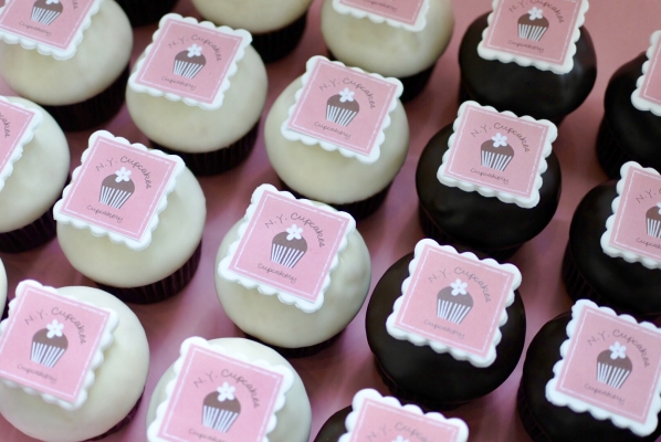 ロゴ入り チョコレートカップケーキ 24個入（N.Y.Cupcakes