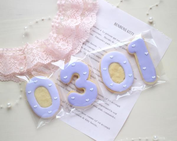 ハート柄の数字アイシングクッキー4枚（KITTY SWEETS） | Cake.jp