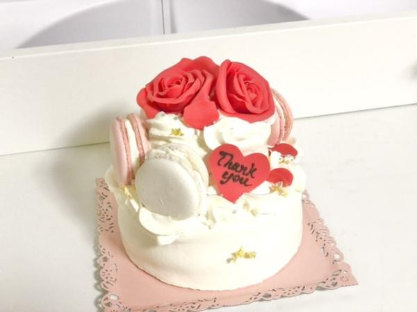 2段フラワーケーキ 薔薇 マカロン 4号 （3tier cake） | Cake.jp