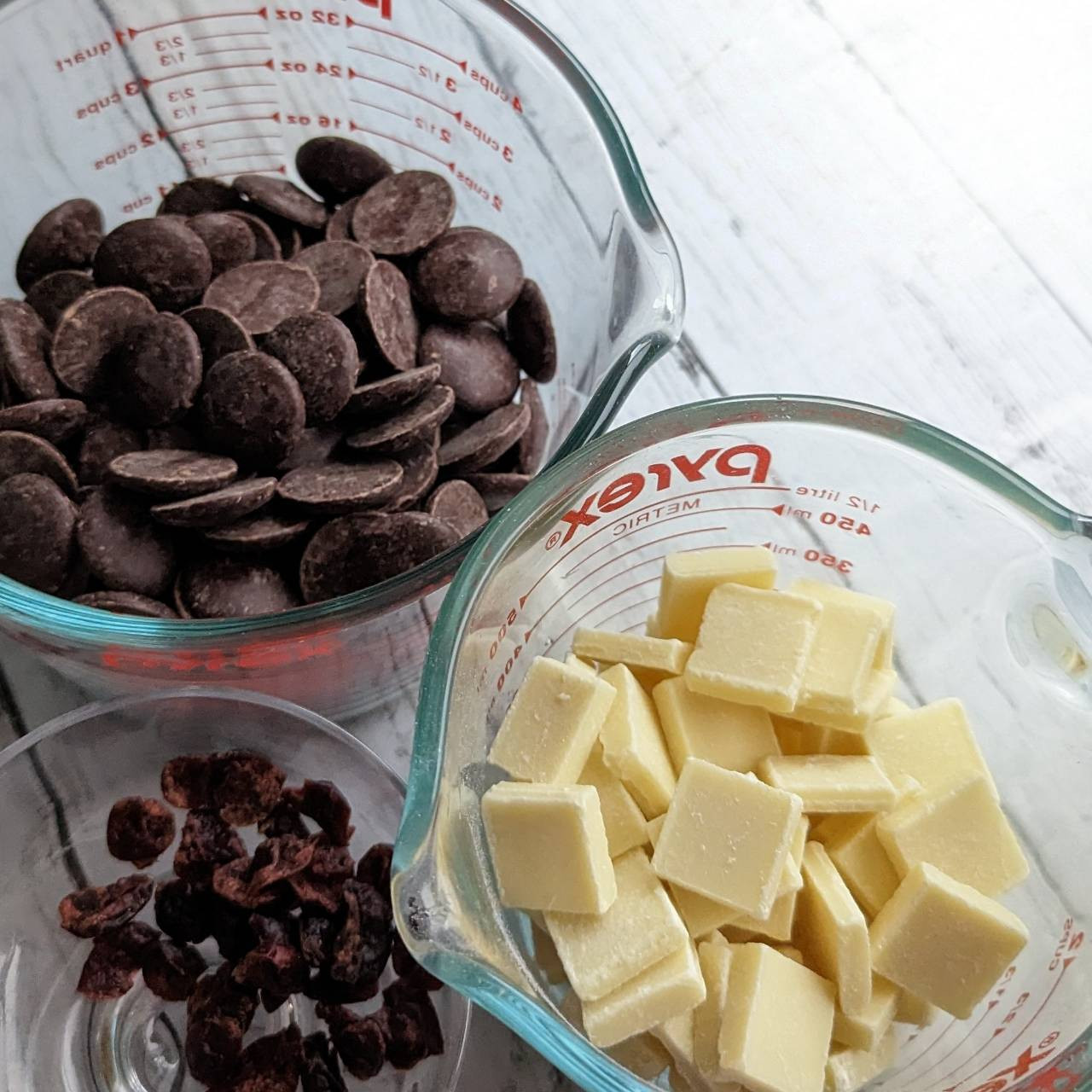話題の【生チョコクッキーサンド10個入り】濃厚チョコ＆ホワイトチョコとクランベリー（ミホパンポップケーキ） | Cake.jp