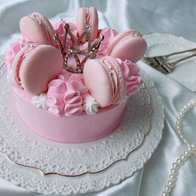 ティアラがのせれる！マカロンのったピンクケーキ 4号（La vie en Rose  