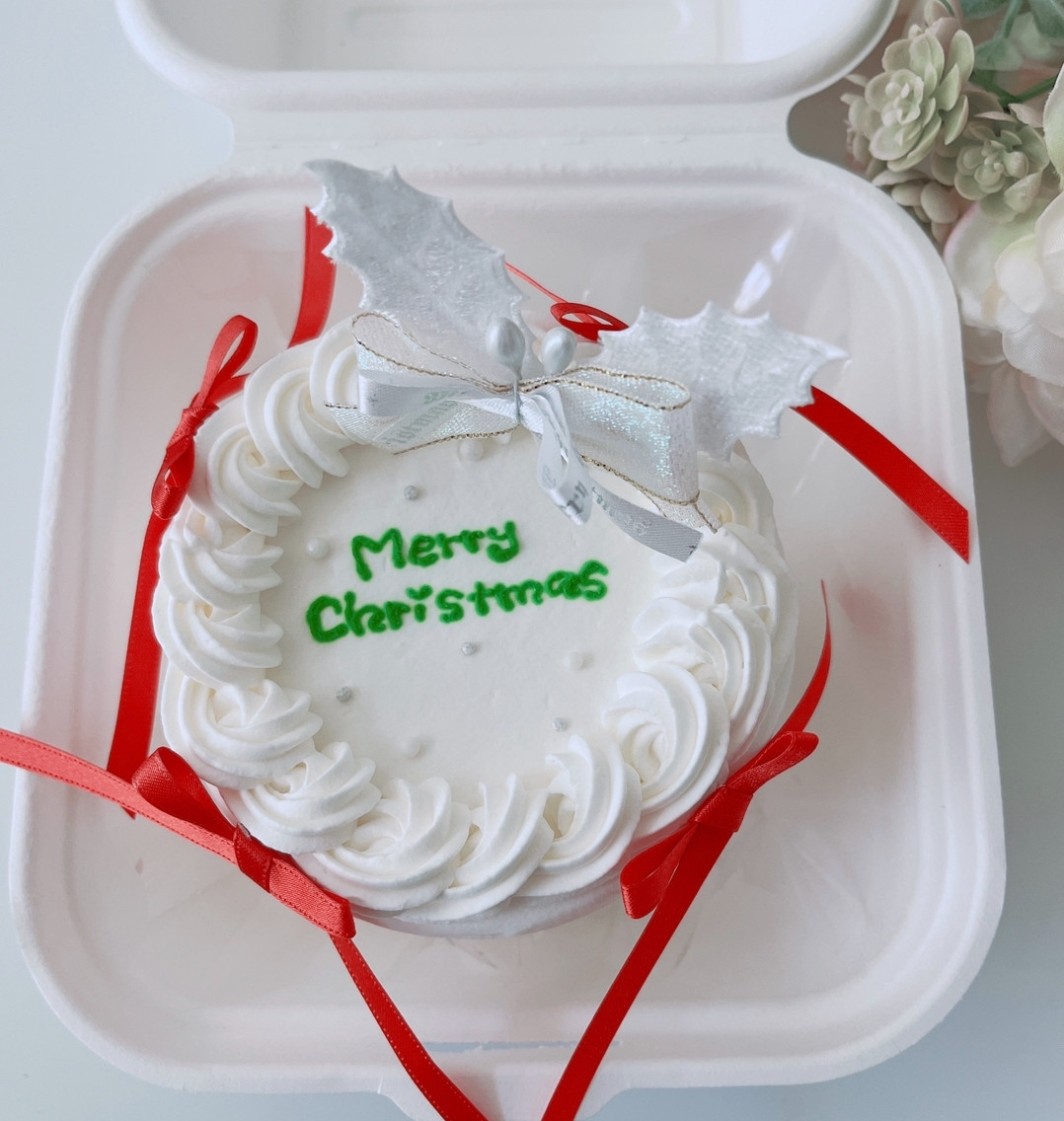 リボンが付いたクリスマスケーキ 3号 ランチボックス入り（La vie en