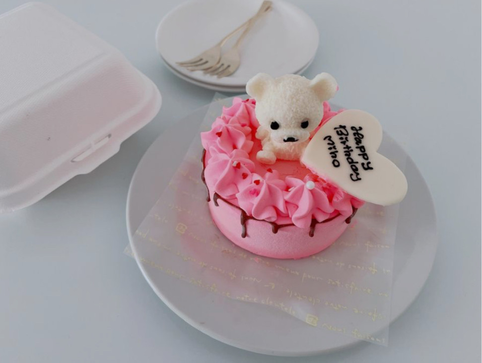 ティアラとくまちゃんのケーキ（色の変更可能） ランチボックス入り （La vie en Rose） | Cake.jp