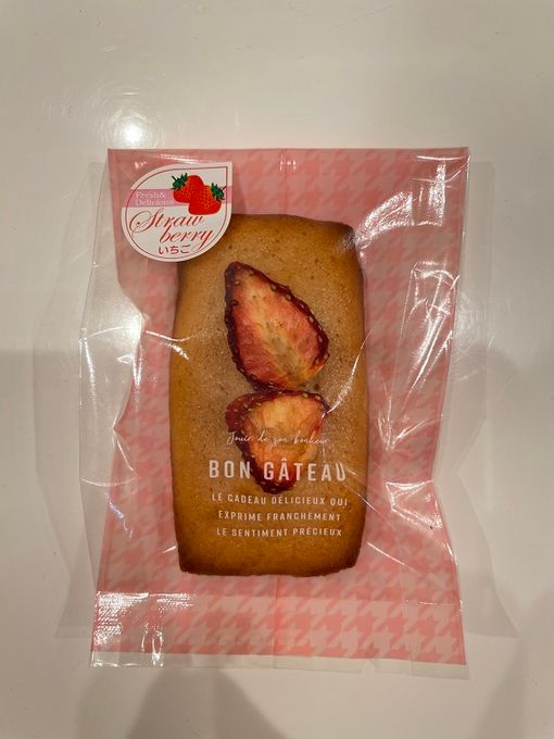 〔いちご〕フィナンシェ　　長野県の地元の紅ほっぺのピューレと、自家製いちごドライフルーツ、あまおうパウダーと一緒に焼き上げたいちごいっぱいのフィナンシェです。仕上げに自家製いちごドライフルーツをトッピングして可愛らしく仕上げました。当店で人気No.1フィナンシェです。 3