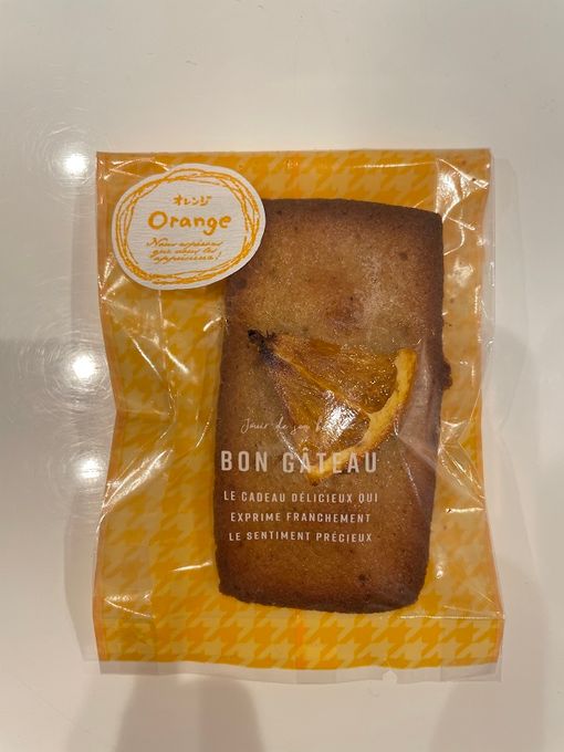 〔オレンジ〕フィナンシェ　　オレンジピールと一緒に焼き上げました。オレンジの爽やかな香りと、食感が楽しいフィナンシェです。仕上げに自家製オレンジドライフルーツをトッピングして可愛らしく仕上げました。 4