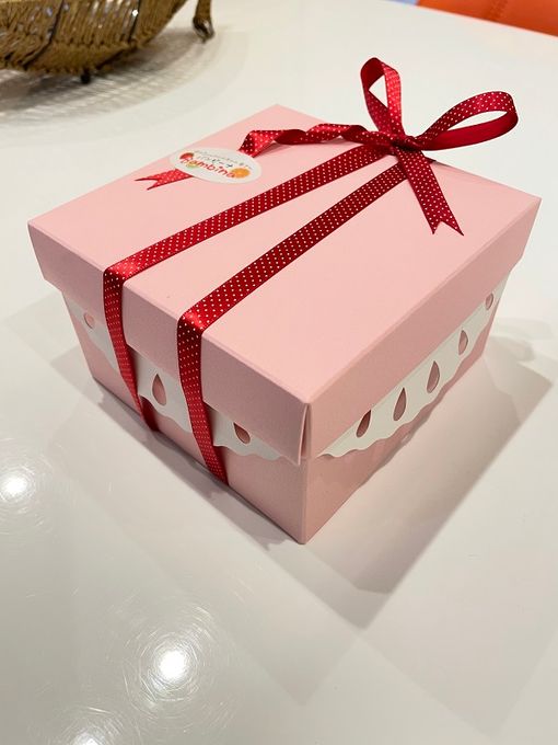 可愛らしいピンクの箱にラッピングします。 9