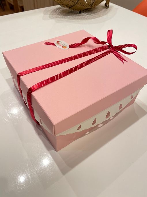 可愛いピンクの箱に、６種類2個づつ詰め合わせ計12個入りです。 9