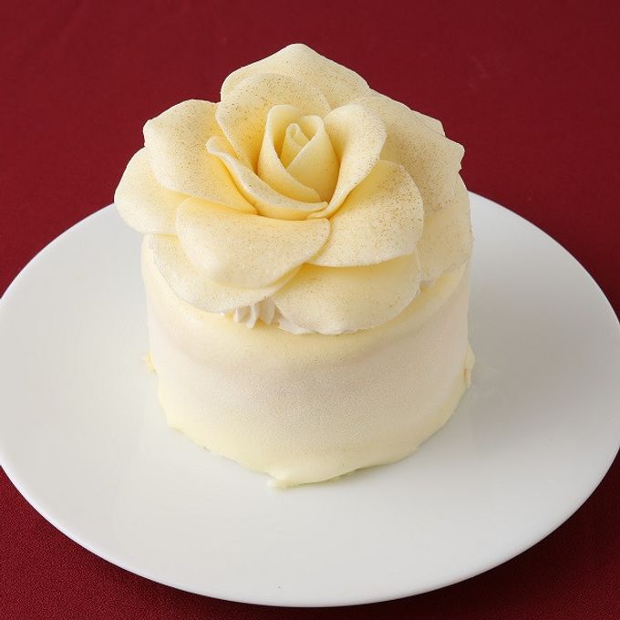 【Cake.jp限定】パティシエ自慢の白いバラのケーキ フルールドネージュブラン 3号 3