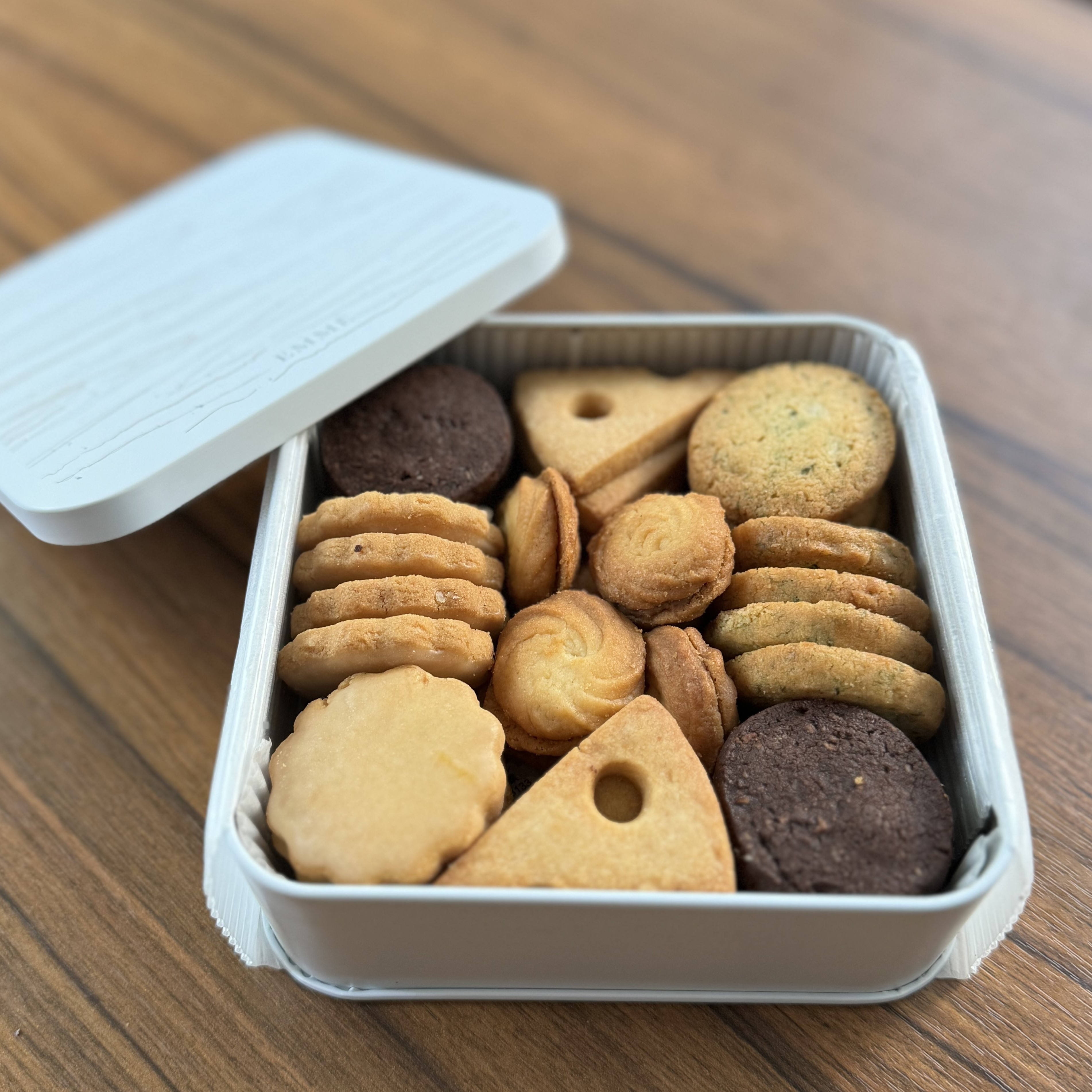 クッキー缶Numero3 表参道EMMEが誇る実力の一品 （EMME） | Cake.jp