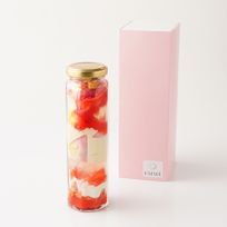 表参道の人気スイーツ店[EMME]が誇る実力の一品 苺と薔薇のチーズケーキ瓶パフェ 