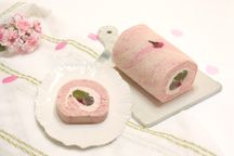 桜色のマーブル生地で抹茶の求肥餅、桜あん、甘酸っぱい苺のソースと桜クリームを巻き上げたロールケーキ 2