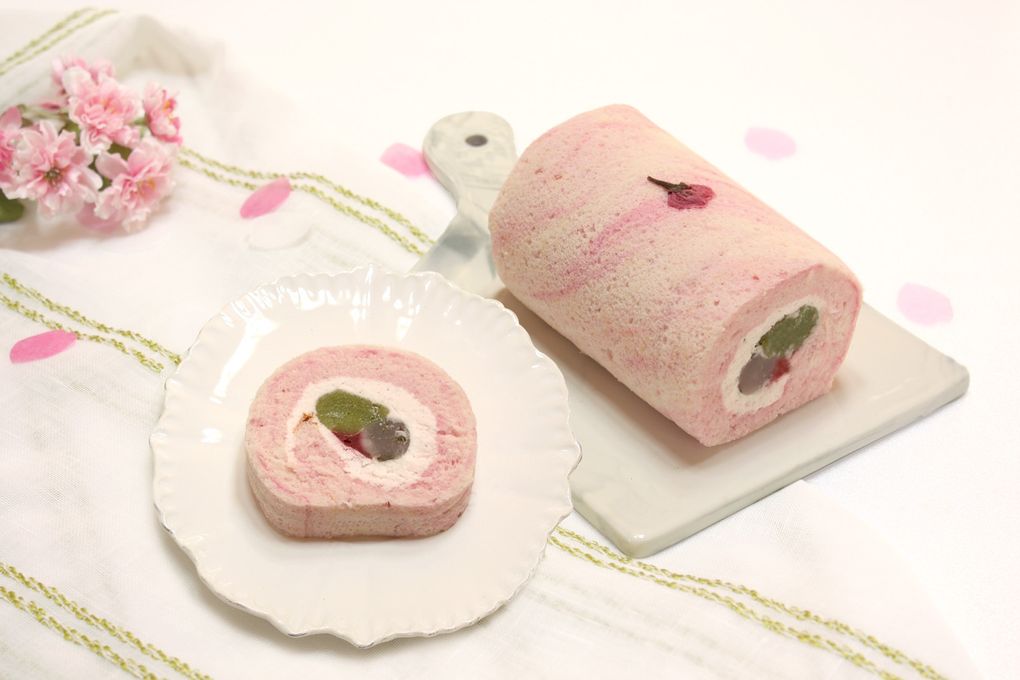 桜色のマーブル生地で抹茶の求肥餅、桜あん、甘酸っぱい苺のソースと桜クリームを巻き上げたロールケーキ 2