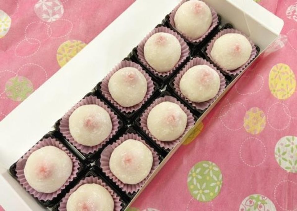 ほんのり赤いいちごが透けて見えるかわいいいちごミルク大福 2