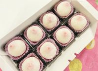 ほんのり赤いいちごが透けて見えるかわいいいちごミルク大福 2