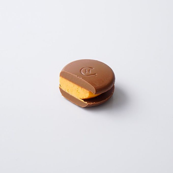 【チョコレートの名店ホテルショコラ】オレンジ マカロン 4