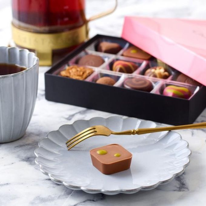 【チョコレートの名店ホテルショコラ】シグネチャー コレクション ピンク 12粒入り チョコレート 3