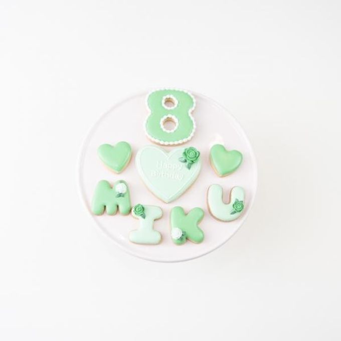 薔薇デザインプレートセット♪アイシングクッキーセット（プレート＋装飾ハート2つ）＋でお好きなアルファベットや数字をお選びください。オリジナルメッセージ可。全8色。誕生日や記念日、推しのお祝いなどにオススメ《アルファベット・数字：9枚》 3