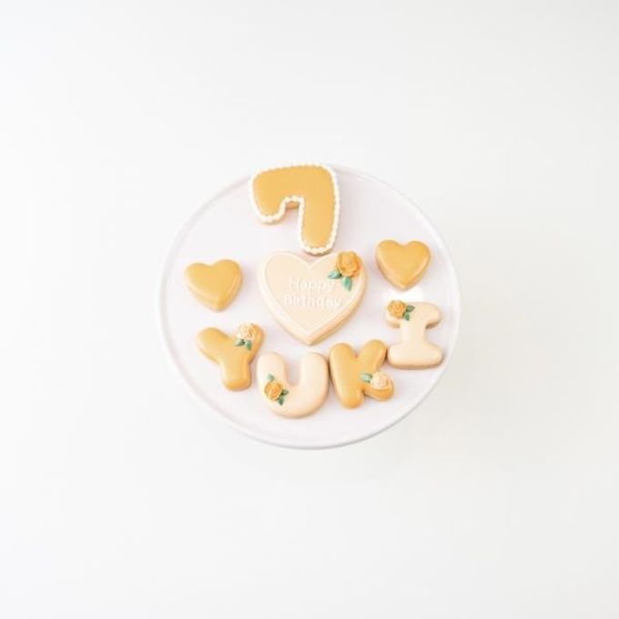 薔薇デザインプレートセット♪アイシングクッキーセット（プレート＋装飾ハート2つ）＋でお好きなアルファベットや数字をお選びください。オリジナルメッセージ可。全8色。誕生日や記念日、推しのお祝いなどにオススメ《アルファベット・数字：7枚》 2