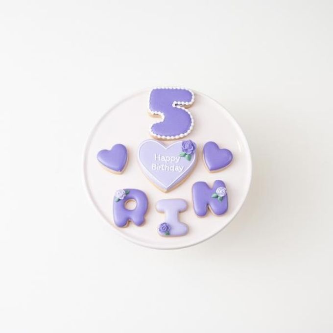 薔薇デザインプレートセット♪アイシングクッキーセット（プレート＋装飾ハート2つ）＋でお好きなアルファベットや数字をお選びください。オリジナルメッセージ可。全8色。誕生日や記念日、推しのお祝いなどにオススメ《アルファベット・数字：6枚》 8