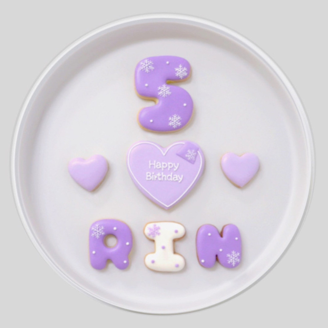 雪だるま＆雪の結晶デザイン プレートセット♪アイシングクッキーセット（プレート＋装飾ハート2つ）＋でお好きなアルファベットや数字をお選びください。オリジナルメッセージ可。全9色。誕生日や記念日、推しのお祝いなどにオススメ《アルファベット・数字：1枚》 6