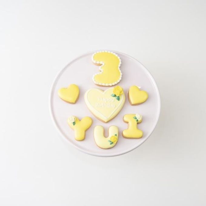 薔薇デザインプレートセット♪アイシングクッキーセット（プレート＋装飾ハート2つ）＋でお好きなアルファベットや数字をお選びください。オリジナルメッセージ可。全8色。誕生日や記念日、推しのお祝いなどにオススメ《アルファベット・数字：4枚》 4