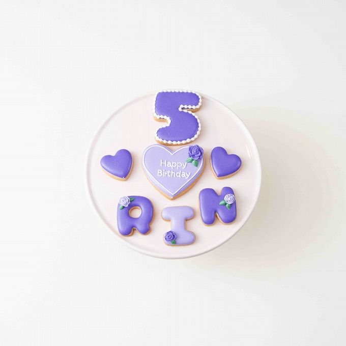 薔薇デザインプレートセット♪アイシングクッキーセット（プレート＋装飾ハート2つ）＋でお好きなアルファベットや数字をお選びください。オリジナルメッセージ可。全8色。誕生日や記念日、推しのお祝いなどにオススメ《アルファベット・数字：1枚》 8