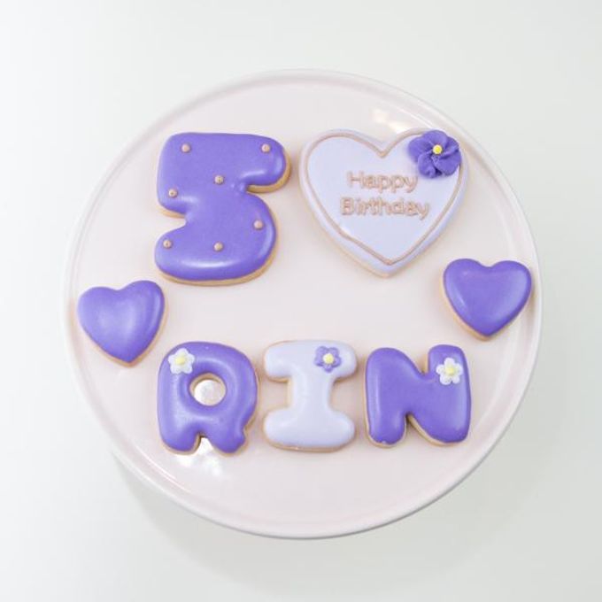 フラワー付き アイシングクッキーセット（プレート＋装飾ハート2つ）＋でお好きなアルファベットや数字をお選びください。オリジナルメッセージ可。全8色。誕生日や記念日、推しのお祝いなどにオススメ♪《アルファベット・数字：1枚》 5