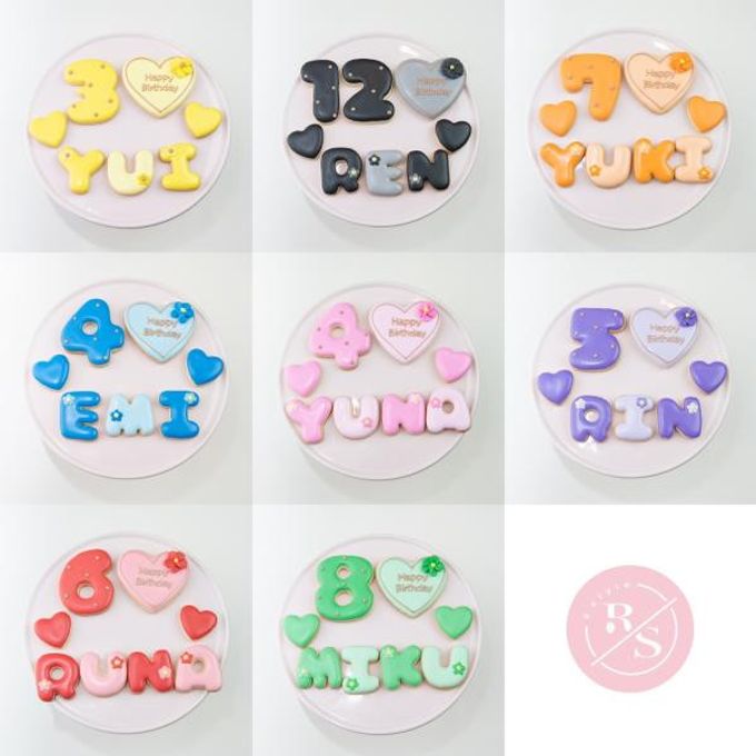 フラワー付き アイシングクッキーセット（プレート＋装飾ハート2つ）＋でお好きなアルファベットや数字をお選びください。オリジナルメッセージ可。全8色。誕生日や記念日、推しのお祝いなどにオススメ♪《アルファベット・数字：6枚》 1