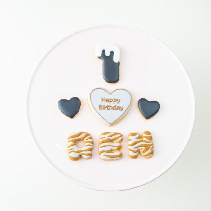 ゼブラ柄 ハート アイシングクッキーセット（プレート＋装飾ハート2つ）＋でお好きなアルファベットや数字をお選びください。オリジナルメッセージ可。全8色。誕生日や記念日、推しのお祝いなどにオススメ《アルファベット・数字：8枚》 6