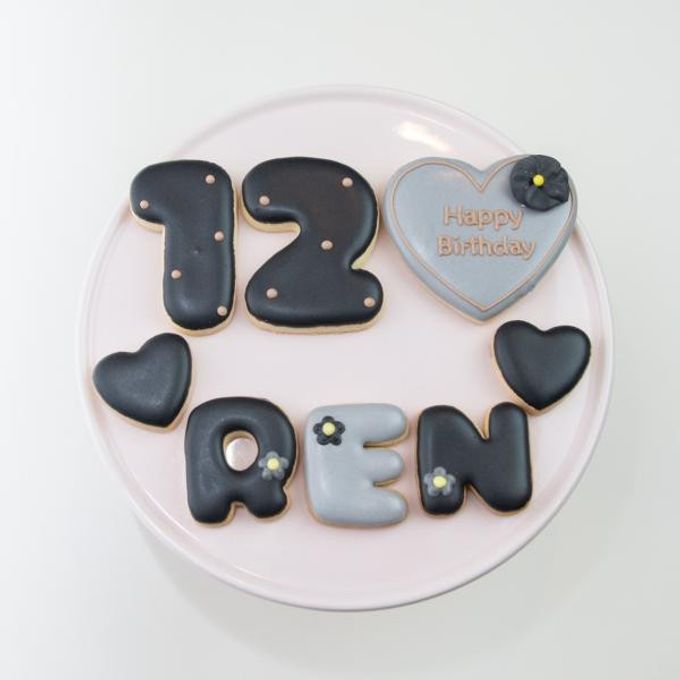 フラワー付き アイシングクッキーセット（プレート＋装飾ハート2つ）＋でお好きなアルファベットや数字をお選びください。オリジナルメッセージ可。全8色。誕生日や記念日、推しのお祝いなどにオススメ♪《アルファベット・数字：12枚》 7