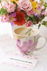 花とギフトのセット メッセージフラワー（ガーベラのアレンジメントフラワー）とコーヒーカップセット（4月の誕生日・記念日用） 母の日2024 4