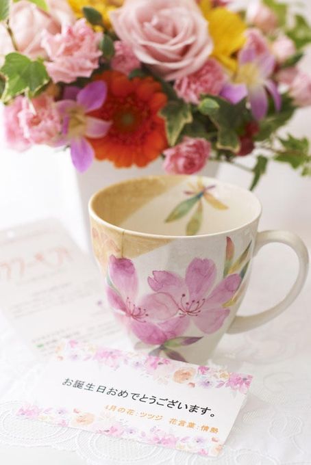花とギフトのセット メッセージフラワー（ガーベラのアレンジメントフラワー）とコーヒーカップセット（4月の誕生日・記念日用） 母の日2024 4