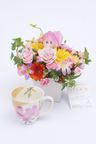 花とギフトのセット メッセージフラワー（ガーベラのアレンジメントフラワー）とコーヒーカップセット（4月の誕生日・記念日用） 母の日2024 2