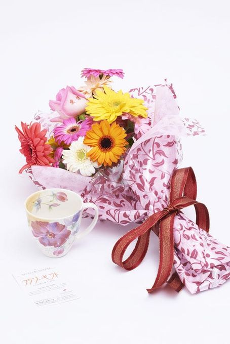 花とギフトのセット メッセージフラワー（ガーベラの花束）とコーヒーカップセット（5月の誕生日・記念日用） 母の日2024 2