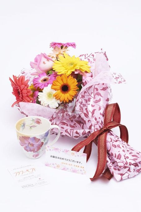 花とギフトのセット メッセージフラワー（ガーベラの花束）とコーヒーカップセット（5月の誕生日・記念日用） 母の日2024 3