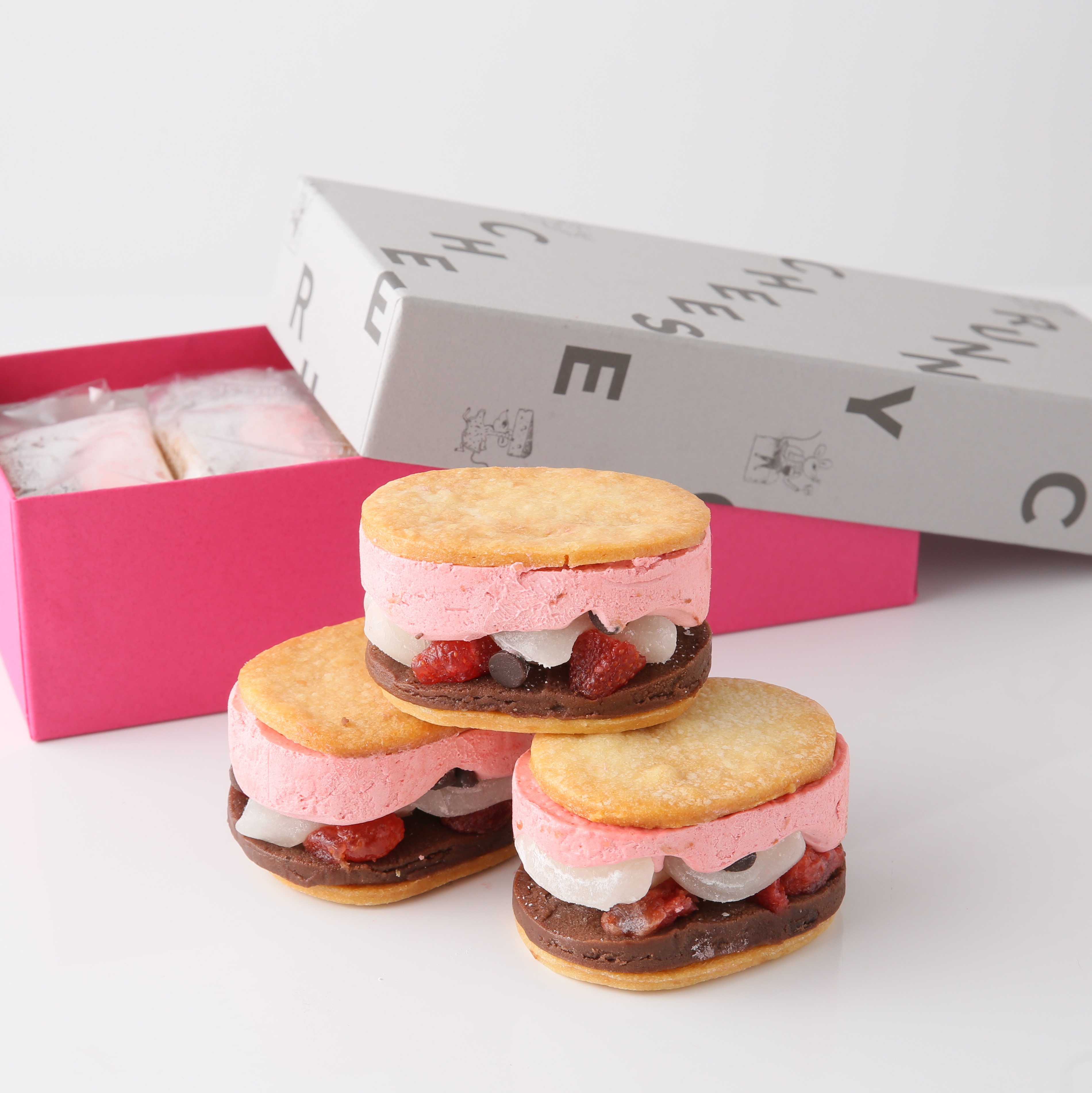 Cake.jp限定】羽二重イチゴとチョコのバターチーズサンド 5個入（RUNNY CHEESE~ラニーチーズ~） | Cake.jp